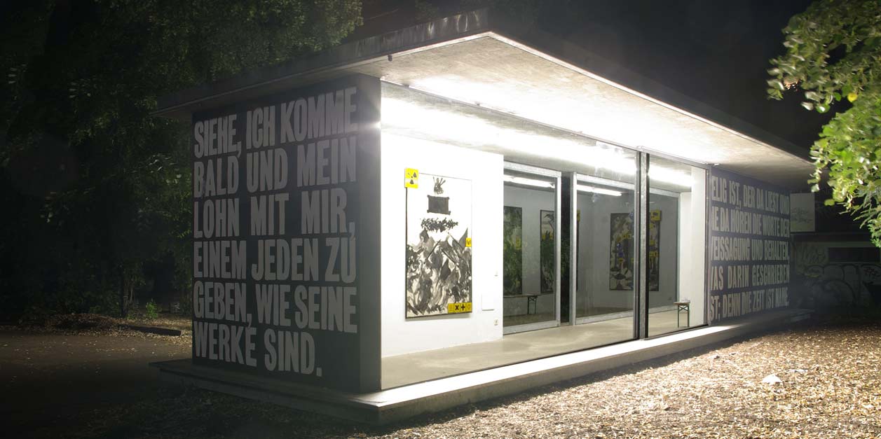 Rückseite des temporären Bürgerbüros mit Arbeiten von Helmut Kraus